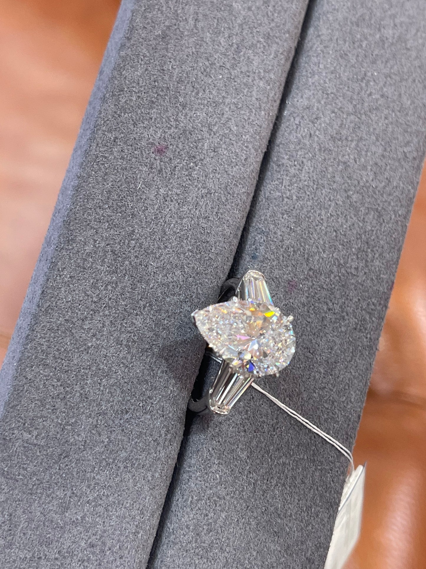 sav 2-2 LINK TIKTOK LIVESTREAM 10k gold 2-tone prongs White and yellow bottom 5ct Emerald cut with side baguettes/2pcs IGI certificate E VS1 Clarity size us5.5 (Copy)