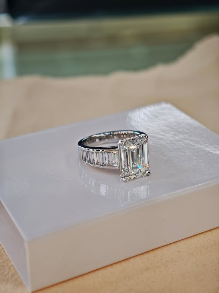 AUS Rhond deposit link 14K white gold 5ct Emerald cut E VS1 gold channels setting baguettes lab diamond ring size P 1/2
