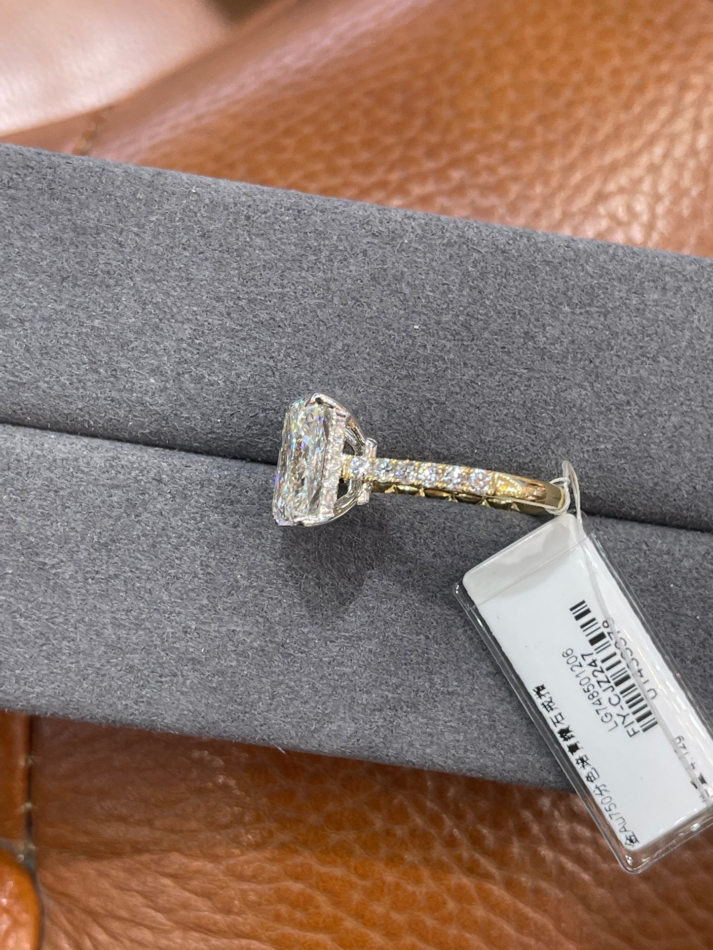 Ch TIKTOK LIVESTREAM 18k all yellow gold (not 2-tone) 4ct Radiant cut Hidden halo as picture E VS1 Clarity size us8