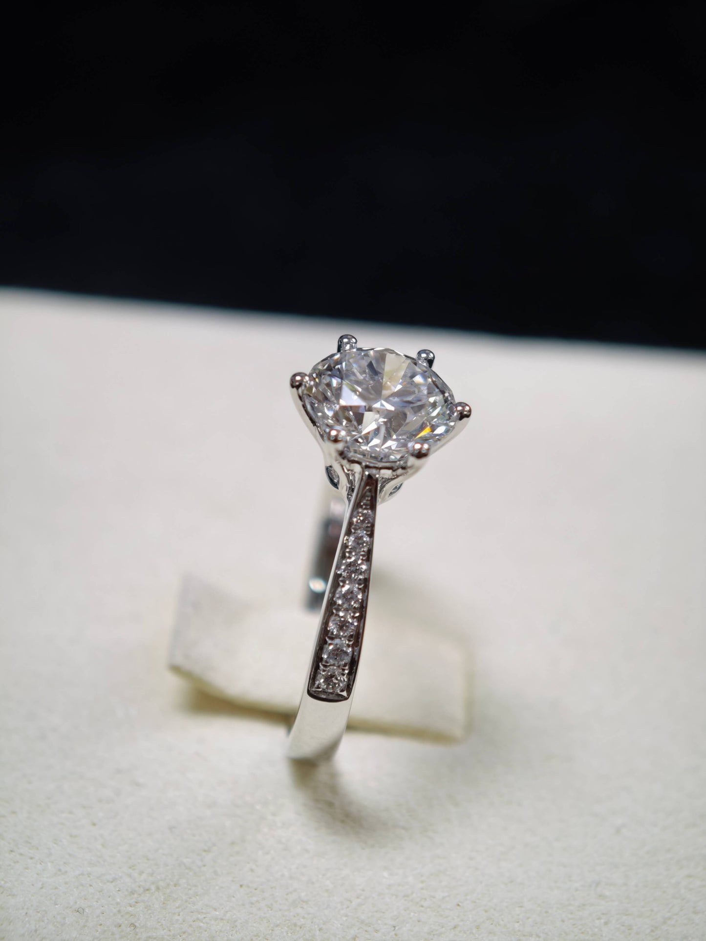 2ct E VVS2 Lab Diamond Solitaire Ring 14K Gold, Side Stones, IGI Certified ( RO 839 )