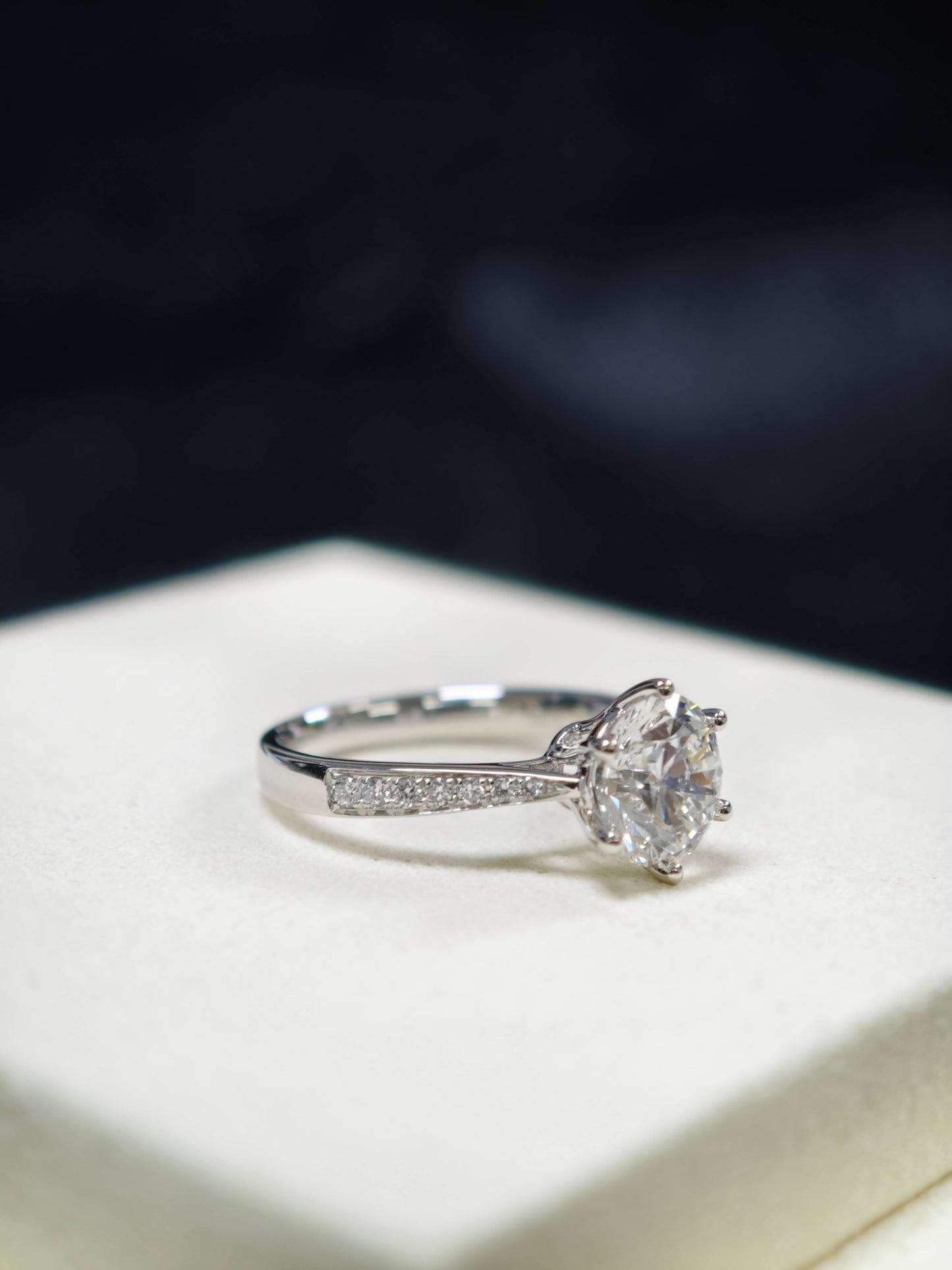 2ct E VVS2 Lab Diamond Solitaire Ring 14K Gold, Side Stones, IGI Certified ( RO 839 )