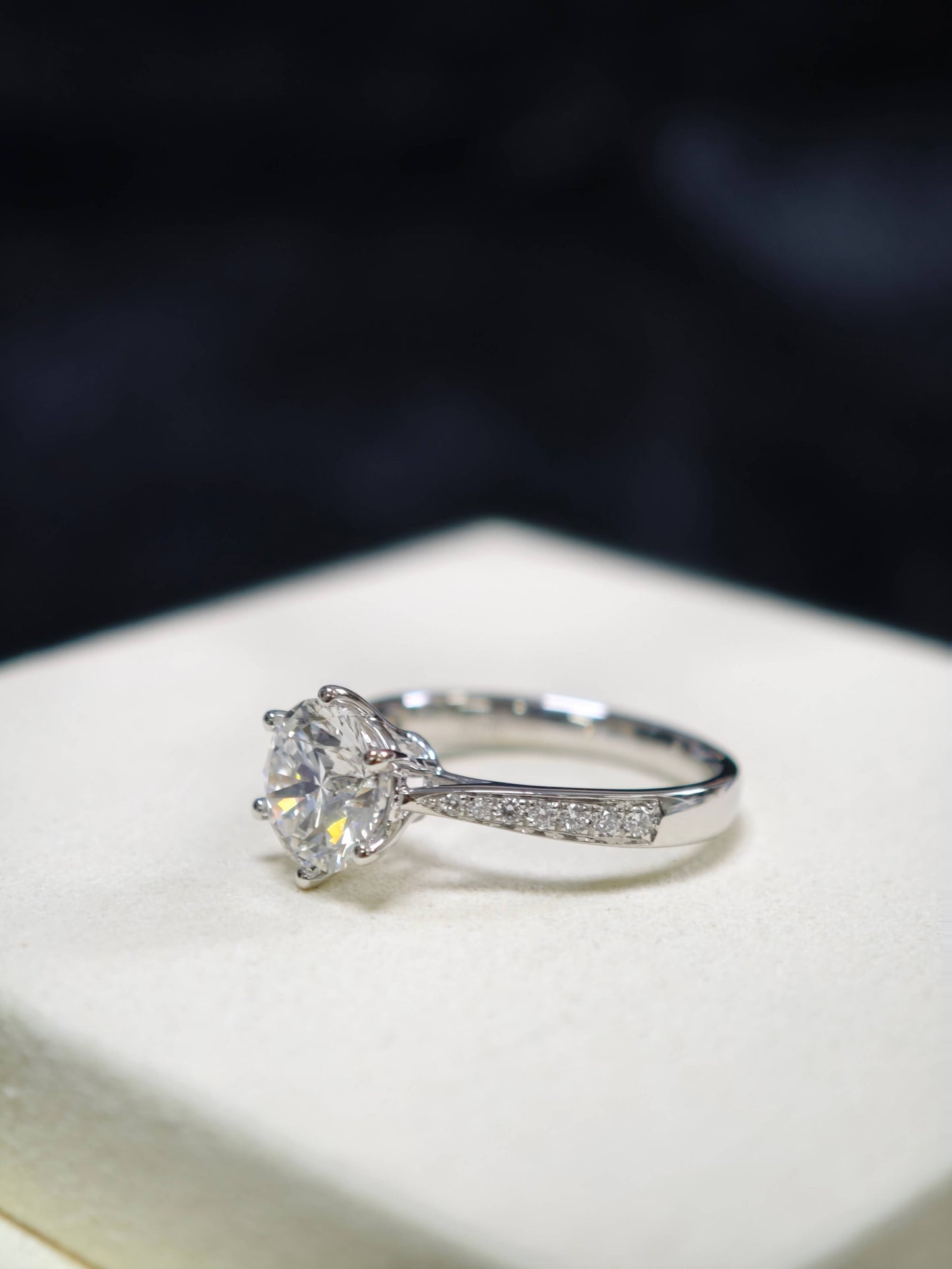2ct E VVS2 Lab Diamond Solitaire Ring 14K Gold, Side Stones, IGI Certified ( RO 839 )
