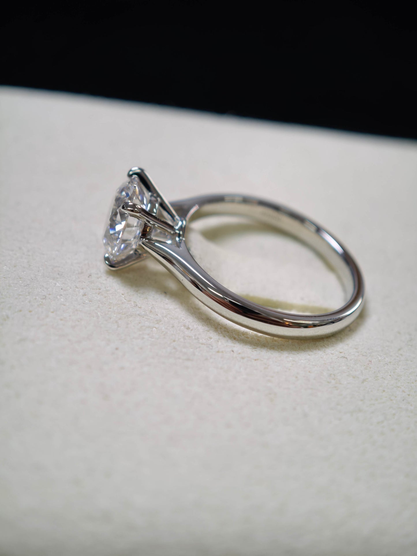 2ct D Color Round Brilliant Pt950 Solitaire Ring with Four-Prong Setting  ( RO 889 )