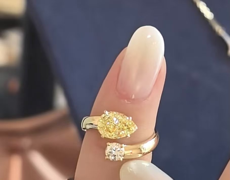 Andr Tiktok Livestream solid 14k yellow gold  with 1pcs 1ct light champagne pears bottom 0.2ct round diamond, Lab Grown Diamond size 2