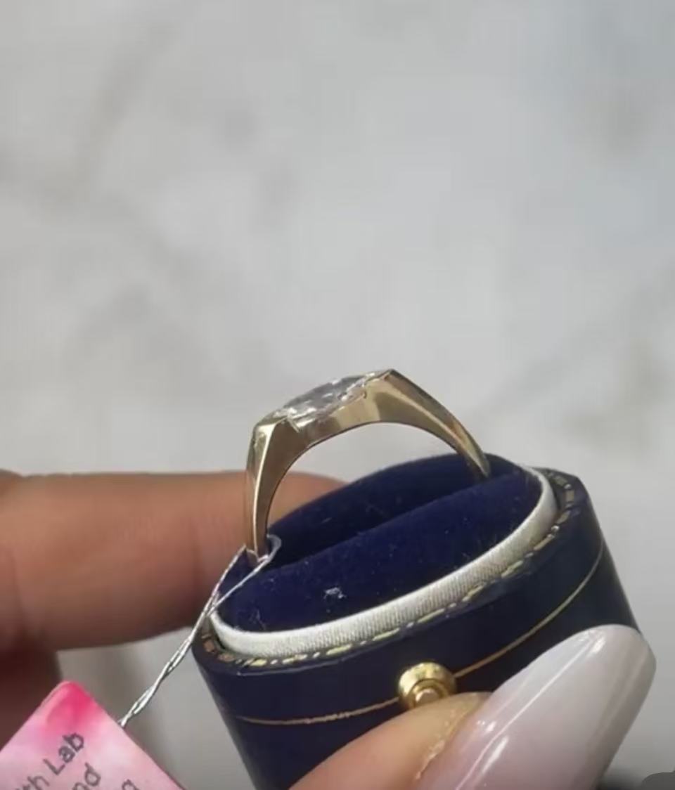 AUK TIKTIOK LIVESTREAM solid 14k yellow gold 0.7ct marquise cut , east -west setting E color VS1 Clarity size 6.5