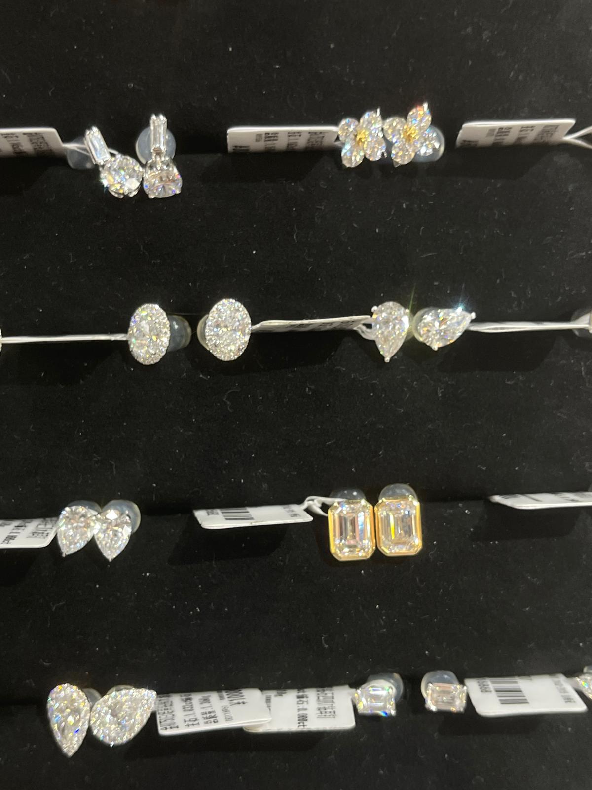 JUD TIKTIOK LIVESTREAM 2- 1 link 14k yellow gold emerald earrings studs each piece 3ct ,total 6ct with IGI certificate