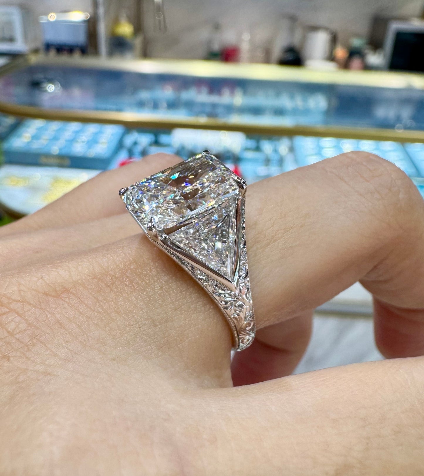 K link 2-1  TIKTOK LIVESTREAM 18K white gold 5ct E VS1  central and side triangles each side 1.9 tcw