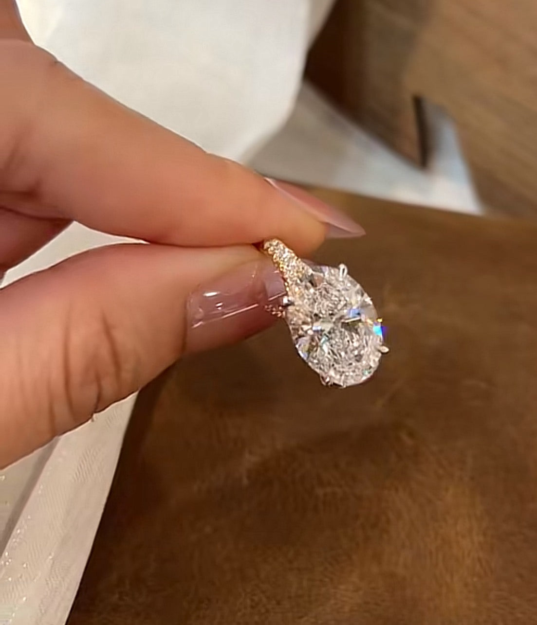 El 2-2 LINK TIKTOK LIVESTREAM 18K yellow Gold  Lab oval 4ct Oval cut  Diamond Ring  E VS IGI certificate east west design (Copy)