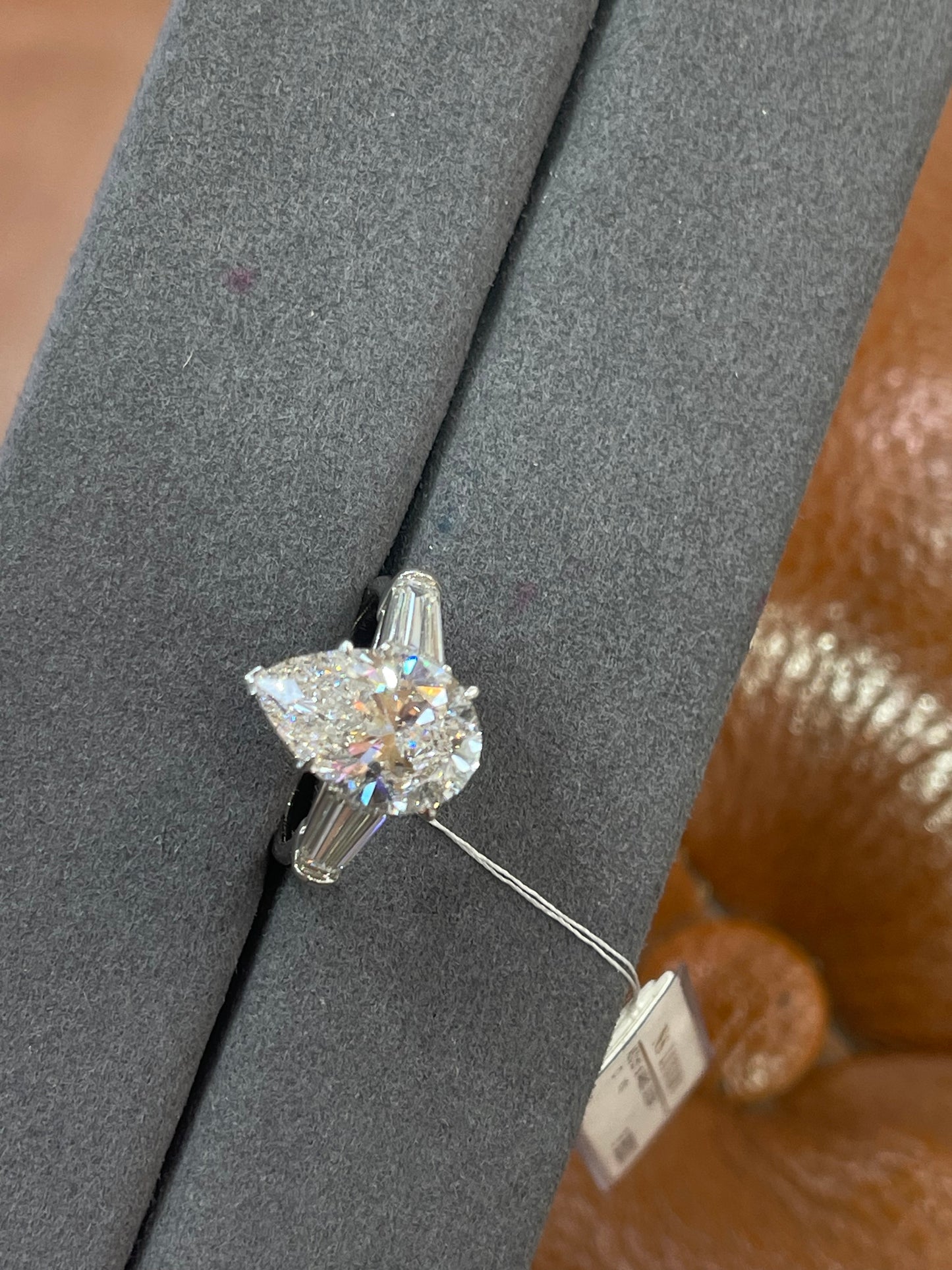 sav 2-2 LINK TIKTOK LIVESTREAM 10k gold 2-tone prongs White and yellow bottom 5ct Emerald cut with side baguettes/2pcs IGI certificate  E VS1 Clarity size us5.5 (Copy)