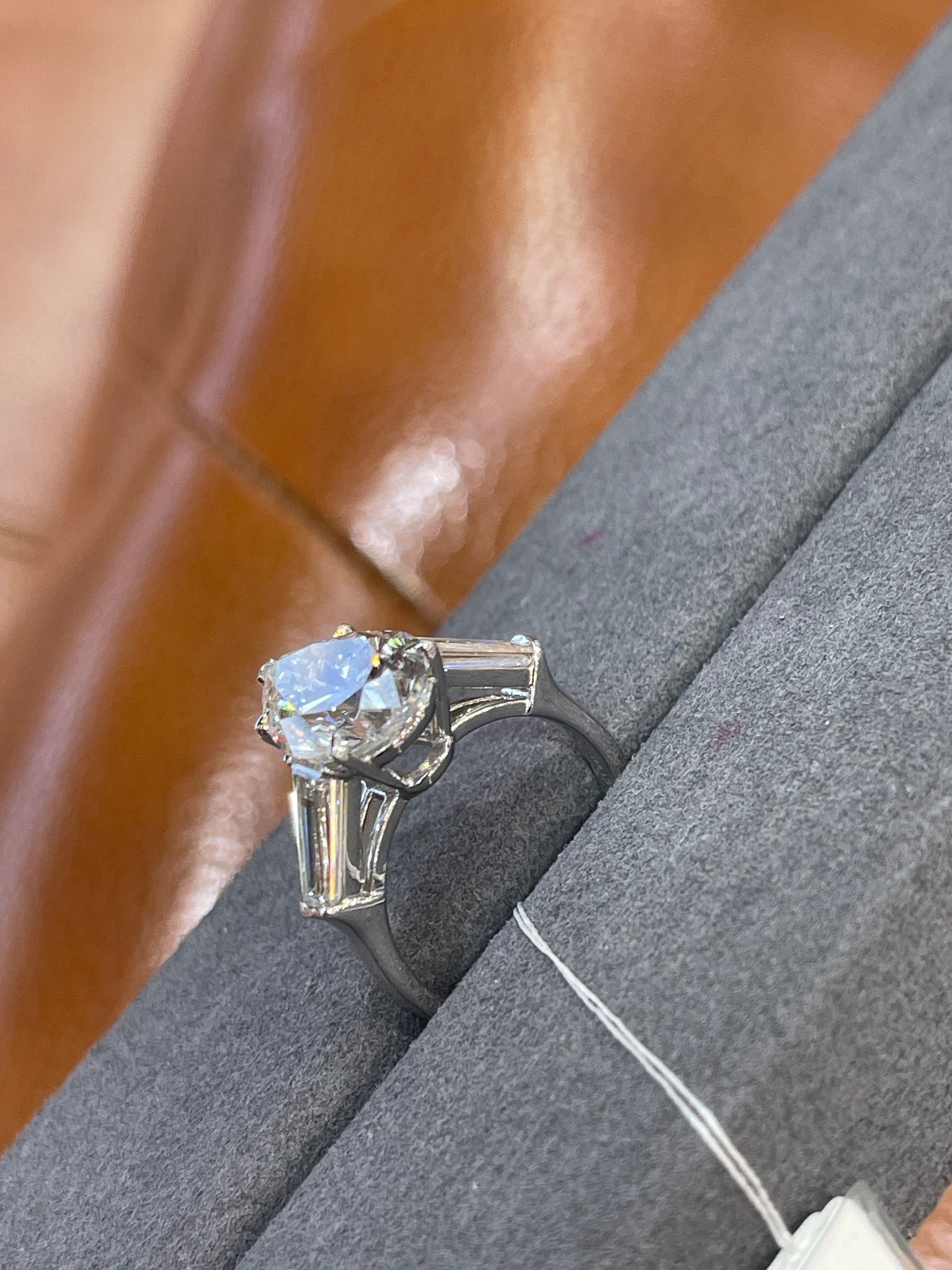 sav 2-2 LINK TIKTOK LIVESTREAM 10k gold 2-tone prongs White and yellow bottom 5ct Emerald cut with side baguettes/2pcs IGI certificate  E VS1 Clarity size us5.5 (Copy)
