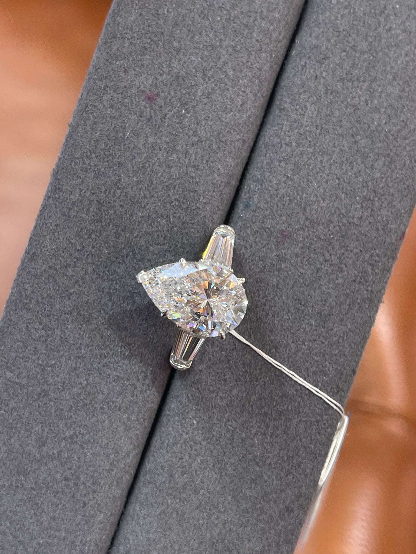 sav 2-2 LINK TIKTOK LIVESTREAM 10k gold 2-tone prongs White and yellow bottom 5ct Emerald cut with side baguettes/2pcs IGI certificate  E VS1 Clarity size us5.5 (Copy)