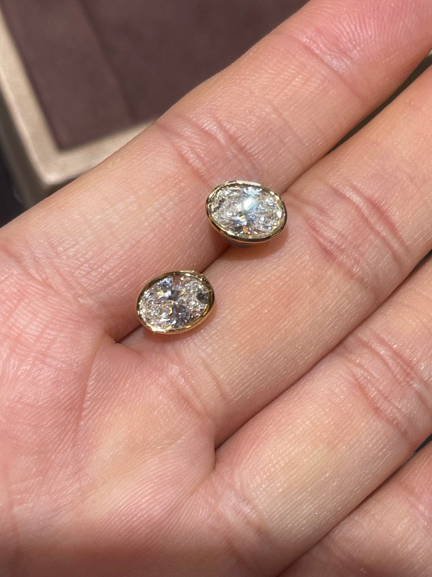 Els 14K yellow gold total 2carats each 1carat E VS1 with IGI certificate EARRINGS bezel setting flat back