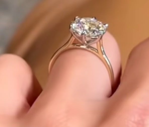 Cla TIKTOK LIVESTREAM 2-1 link solid 14K solitaire 2-tone petal setting 3ct Oval  cut E VS1 with IGI certificate