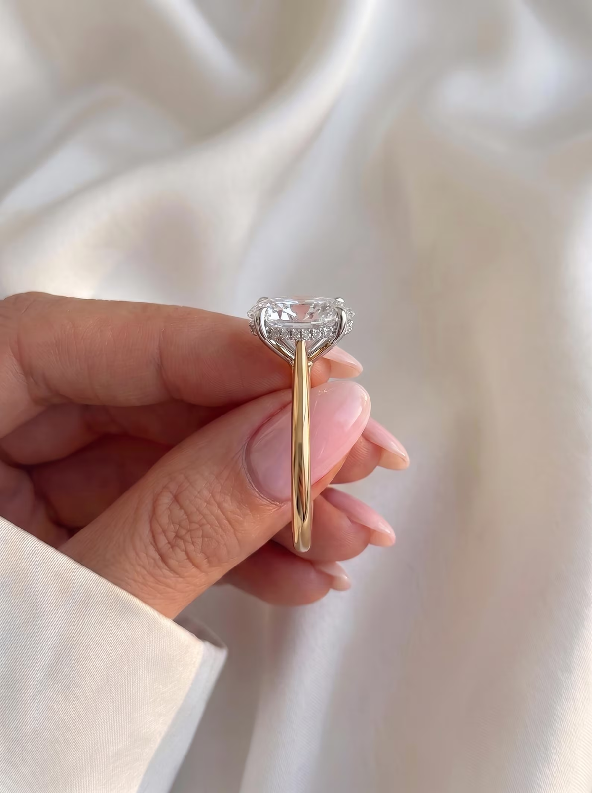 Oli TIKTOK LIVESTREAM 14K yellow gold 4 CARATS Oval D color VVS2 with IGI certificate size