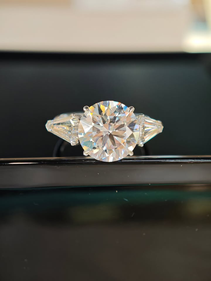 AUS CAR TIKTOK LIVESTREAM solid 14K solitaire 3ct Round brilliant cut E VS1 with IGI certificate with 2pcs shield shape side stones size Q