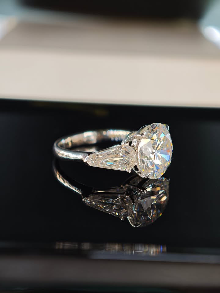 AUS CAR TIKTOK LIVESTREAM solid 14K solitaire 3ct Round brilliant cut E VS1 with IGI certificate with 2pcs shield shape side stones size Q