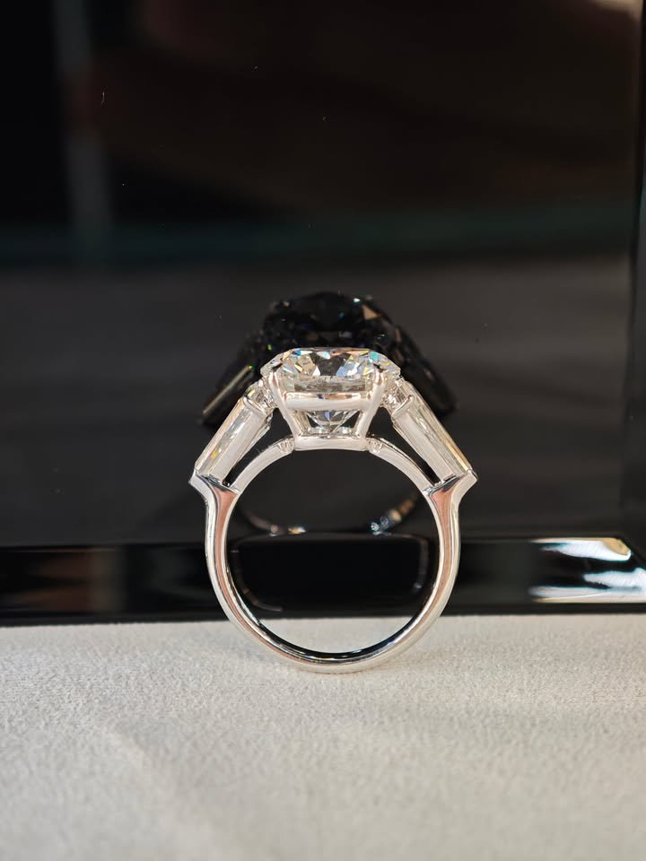 AUS CAR TIKTOK LIVESTREAM solid 14K solitaire 3ct Round brilliant cut E VS1 with IGI certificate with 2pcs shield shape side stones size Q