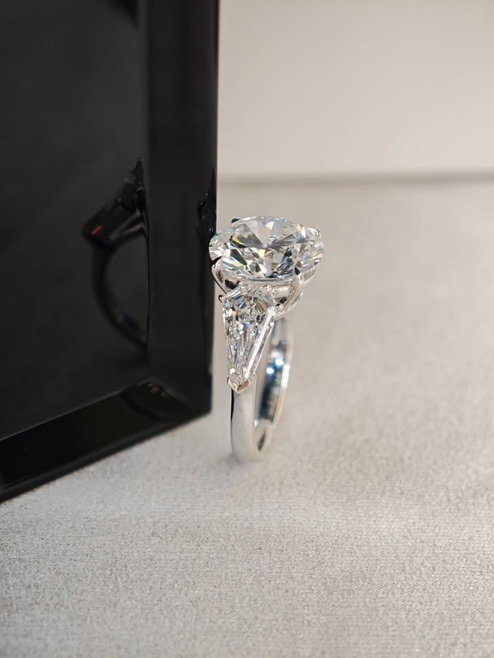 AUS CAR TIKTOK LIVESTREAM solid 14K solitaire 3ct Round brilliant cut E VS1 with IGI certificate with 2pcs shield shape side stones size Q