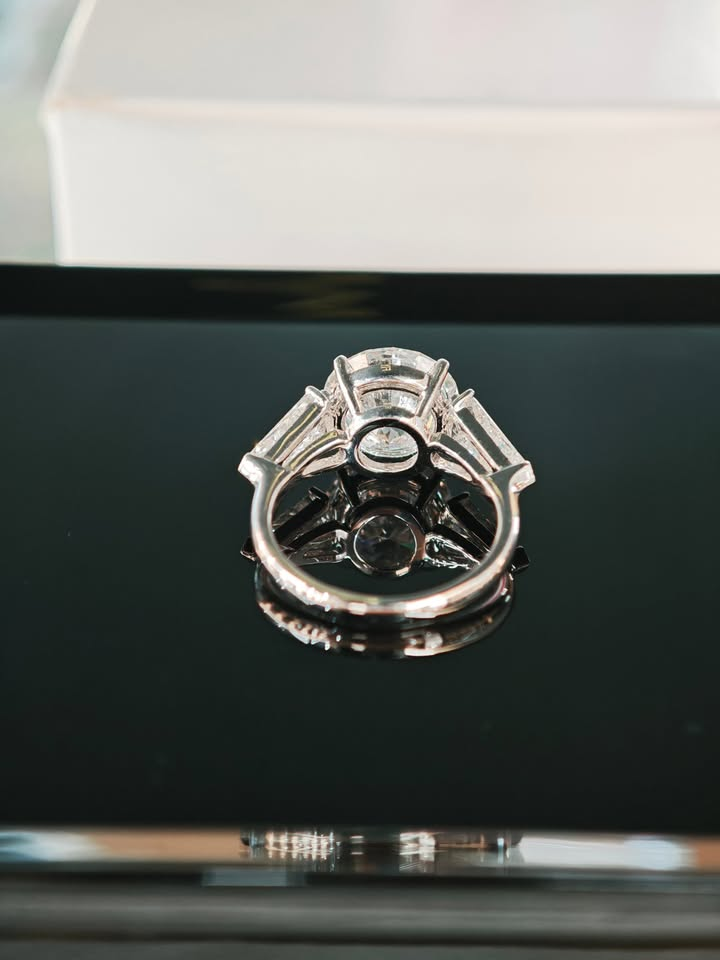 AUS CAR TIKTOK LIVESTREAM solid 14K solitaire 3ct Round brilliant cut E VS1 with IGI certificate with 2pcs shield shape side stones size Q