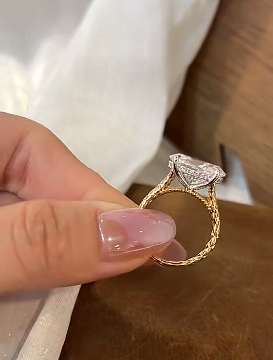 El 2-2 LINK TIKTOK LIVESTREAM 18K yellow Gold  Lab oval 4ct Oval cut  Diamond Ring  E VS IGI certificate east west design (Copy)