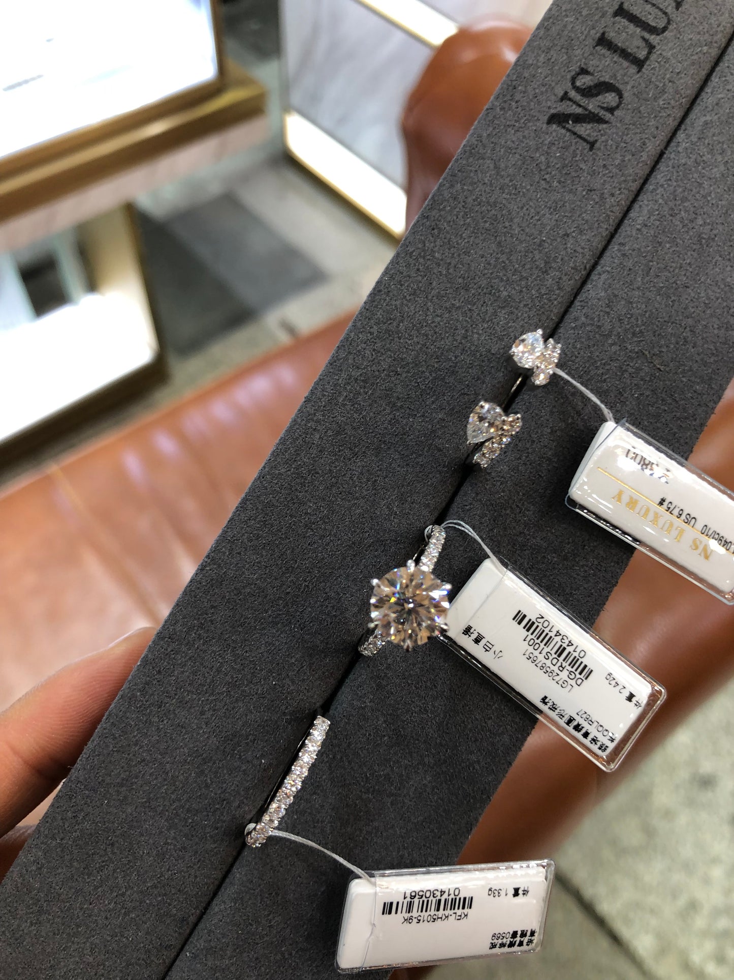 Aly Link 2-1 TIKTOK LIVESTREAM 18K 3-ring set one main ring 3ct round cut ring with 2 seperated bands as picture