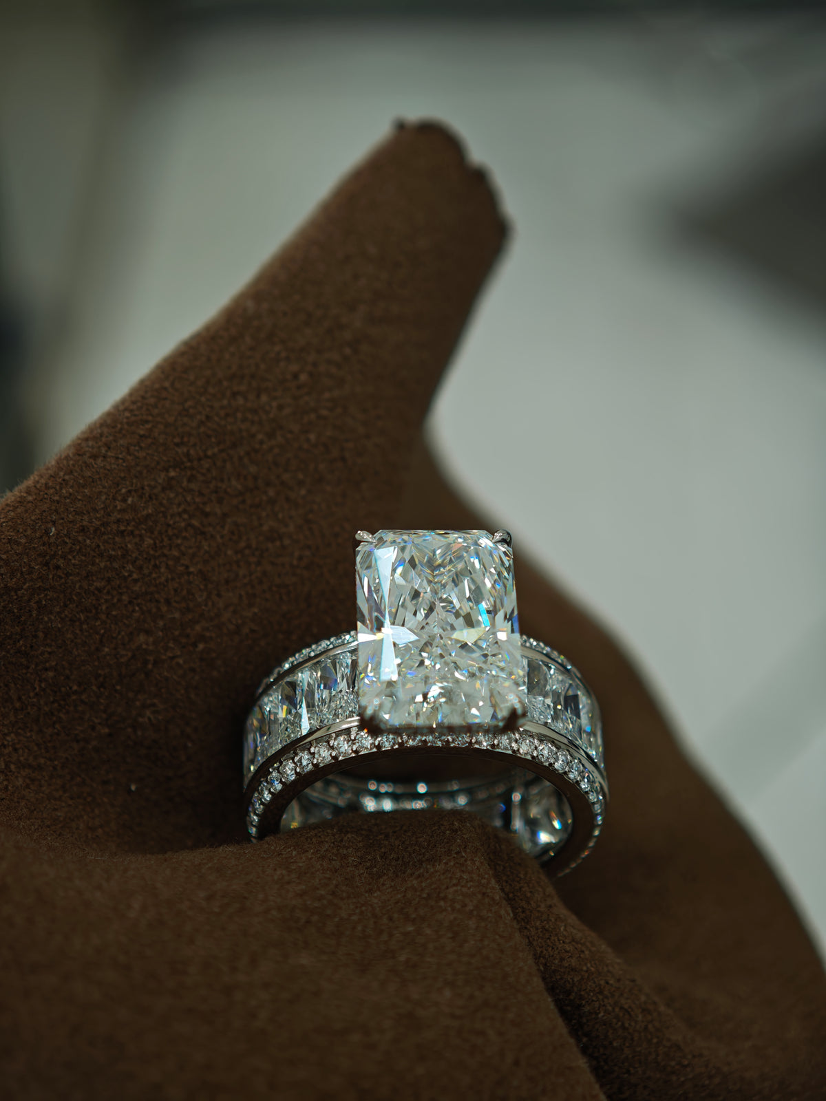BR TIKTOK LIVESTREAM , Solid 18K solid white gold 6ct radiant D VVS1 With IGI certificate total carats weight around 20.88ctw size 4.75