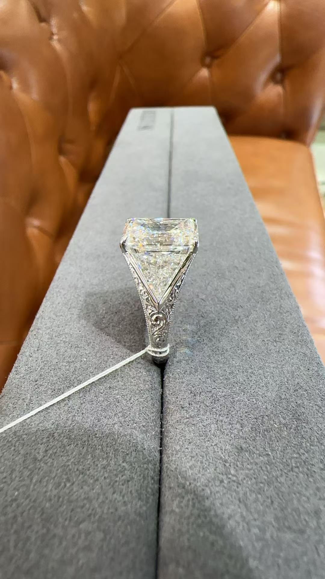 K link 2-1  TIKTOK LIVESTREAM 18K white gold 5ct E VS1  central and side triangles each side 1.9 tcw