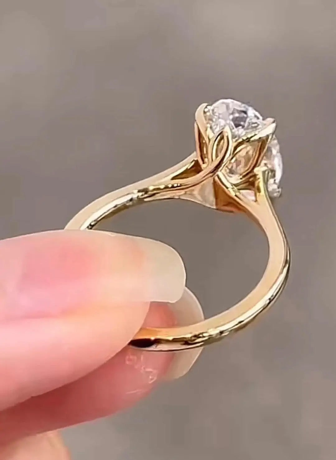 Che TIKTOK LIVESTREAM 2-2 link  Solid 18K yellow gold , 4 tulip petite prons 6 CARATS Oval F color VS2 ovel shape, ratio1.6, Solitaire.size 9.5 (Copy)