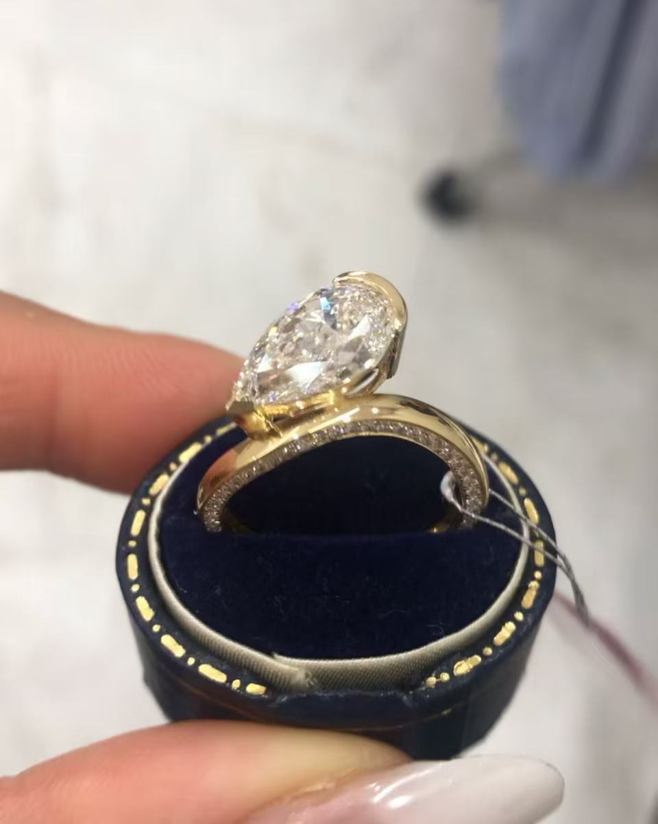 APR TIKTOK LIVESTREAM 2-1 LINK , solid 14K yellow Gold 3ct center pear cut E VS1, 2-row paved band 3.4ctw, with a matching band  two-ring set Lab Diamond  IGI Certified,  size 7