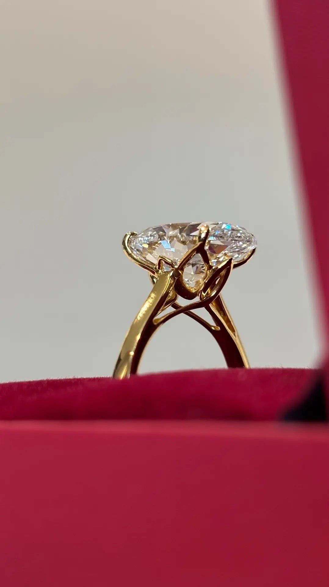 Che TIKTOK LIVESTREAM 2-2 link  Solid 18K yellow gold , 4 tulip petite prons 6 CARATS Oval F color VS2 ovel shape, ratio1.6, Solitaire.size 9.5 (Copy)
